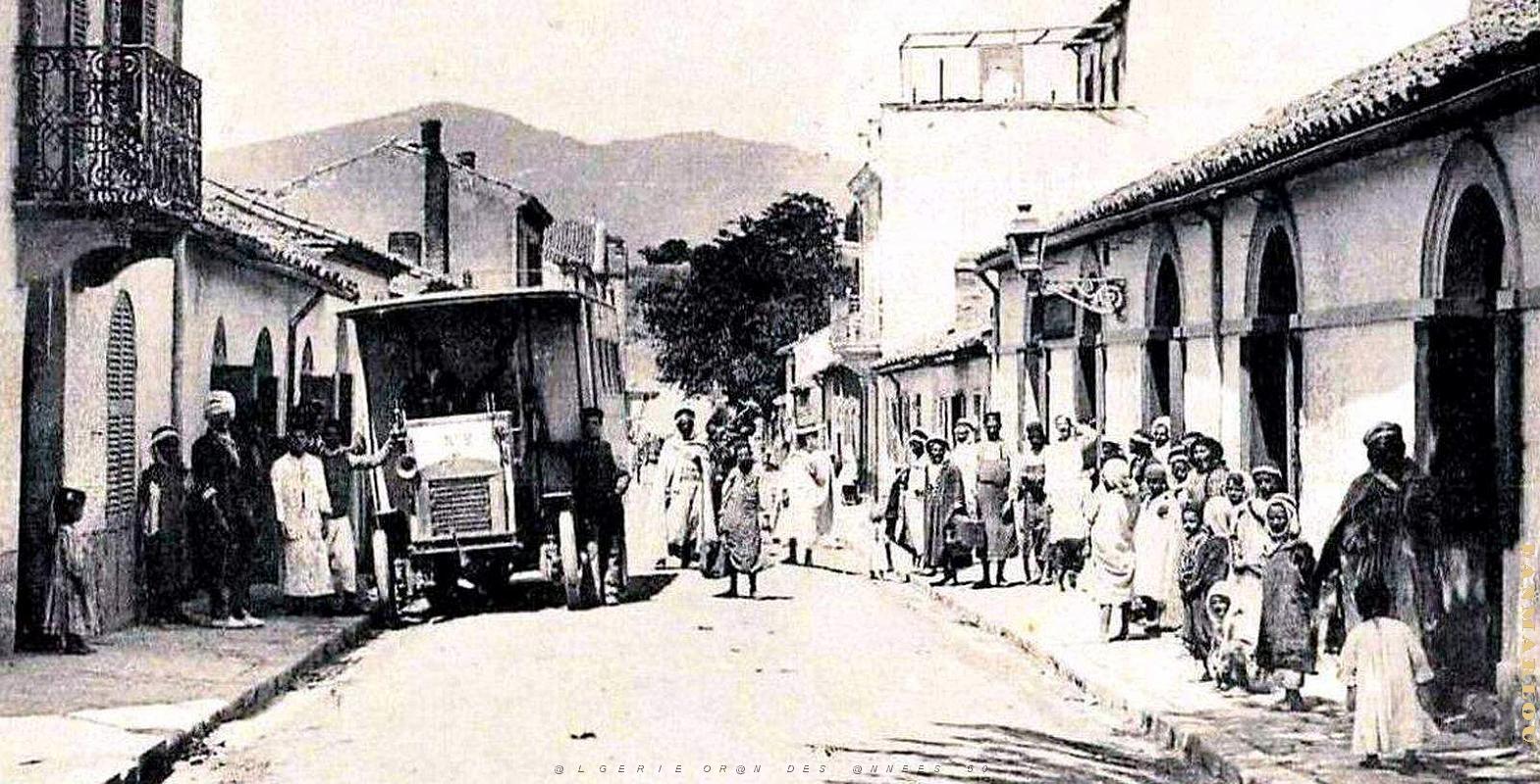 2356- Teniet-El-Haad - Rue Margueritte et Hotel du Commerce2 - 1911.jpg